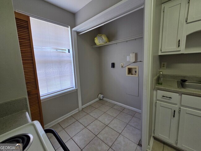 Building Photo - 425 Admiral's Walk Dr