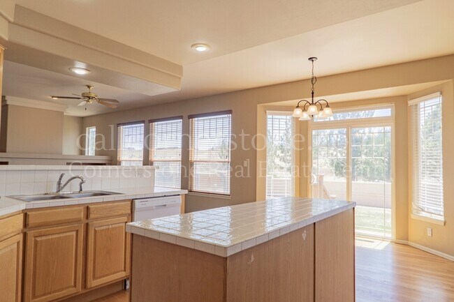 Building Photo - 3305 Hollycrest Dr