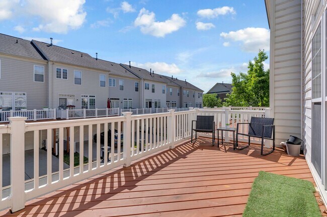 Building Photo - Beautiful 3-level 3 BR 2.5BA Townhome in P...