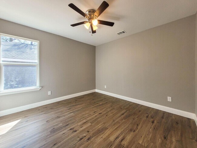 Building Photo - 102 Plumthicket Way