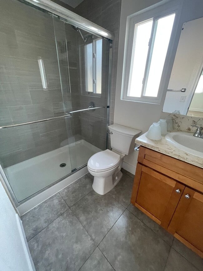 Building Photo - 924 S Cambridge St