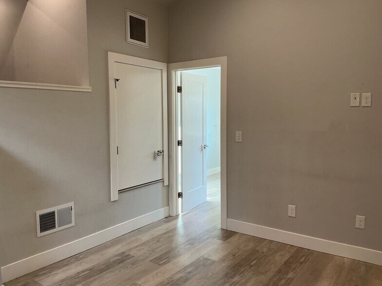 Building Photo - 545 Brush Creek Rd