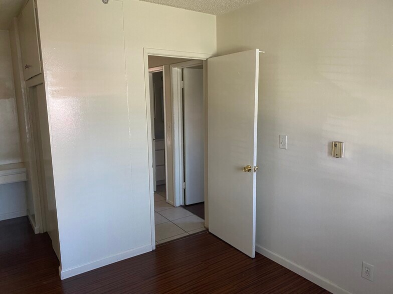 bedroom 1pic3 - 3828 W 182nd St