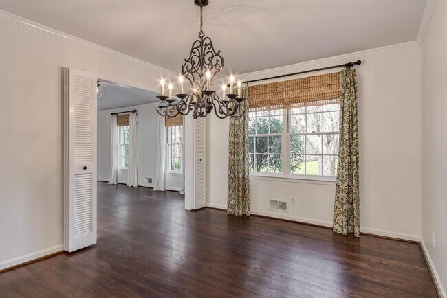 Building Photo - 4601 Club Cir NE