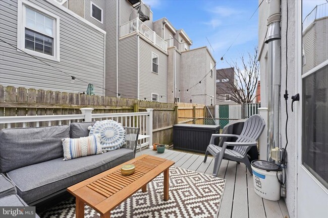 Building Photo - 1233 E Colona St