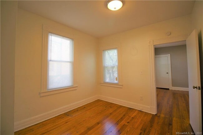Building Photo - 153 Quaker Ln S