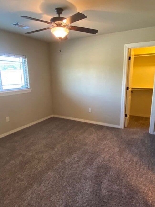 Building Photo - Adorable Home Close to Everything!