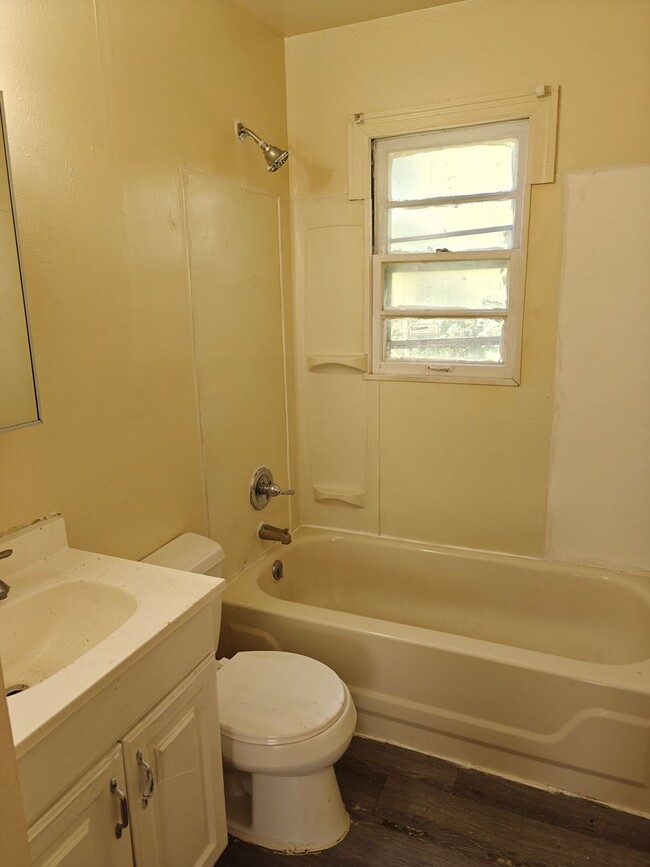 Building Photo - Charming 3 Bedroom House - Section 8 and H...