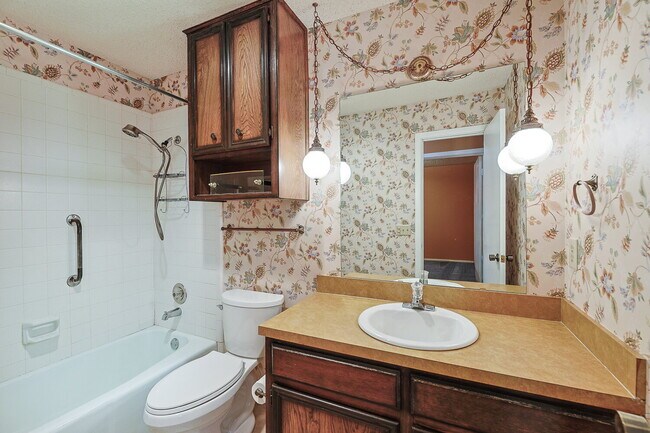 Building Photo - Spacious 3/2/2 near McCullough Park