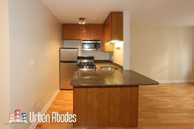 Building Photo - 637 W Wrightwood Ave