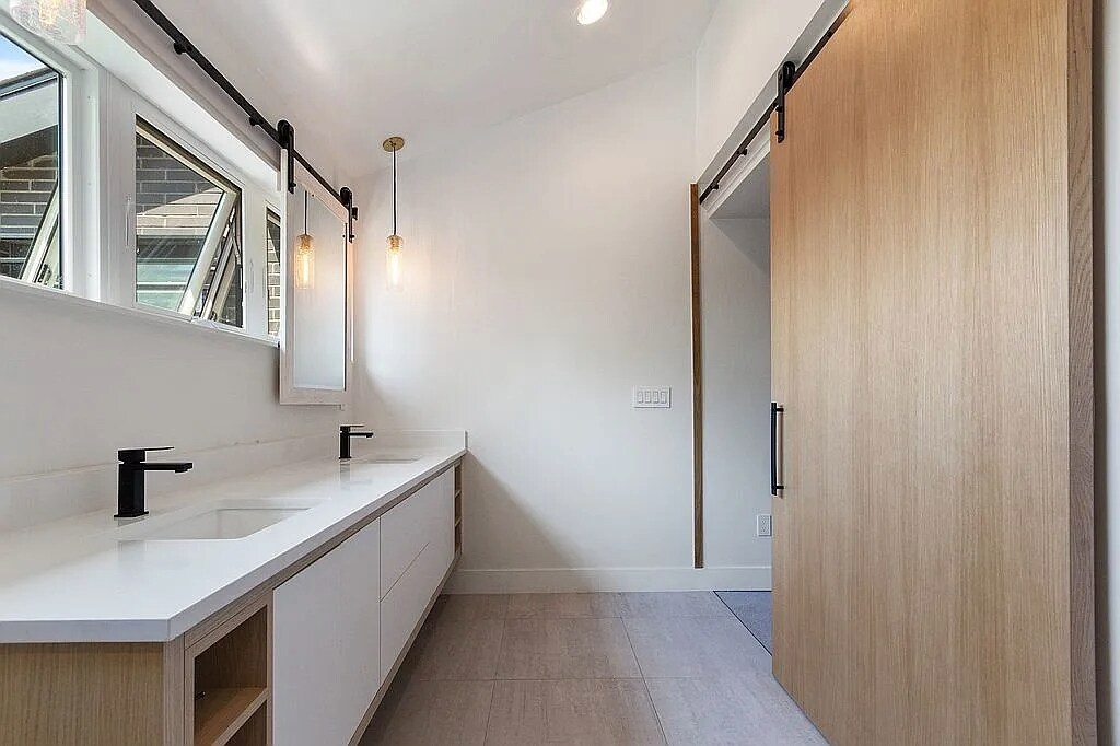 Master bathroom view - 963 Tennyson St