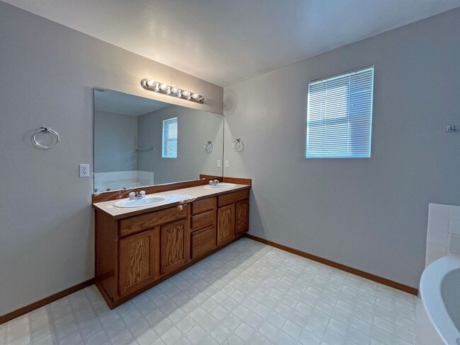 Building Photo - Exceptional 2200 sq ft Three Bedroom 2 Bath Rambler in Fed Way - with A/C