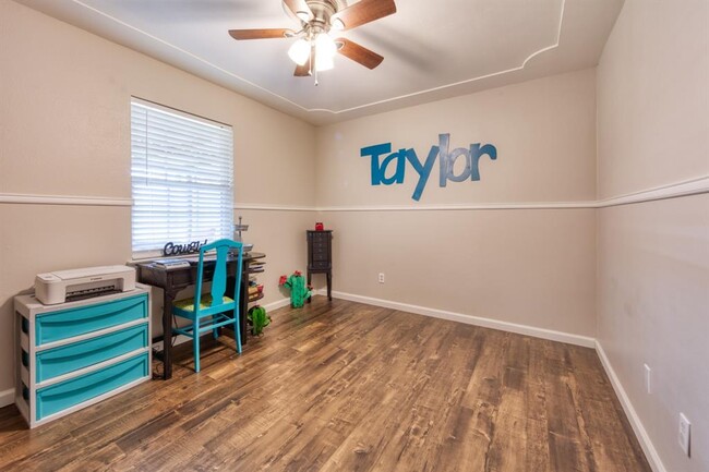Building Photo - 720 Chisholm Trail