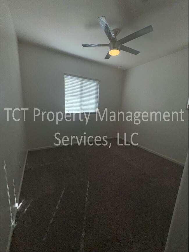 Building Photo - Beautifully maintained home in gated Layton Lakes