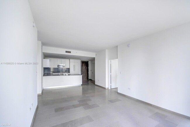 Building Photo - 2 br, 2 bath Condo - 88 SW 7th St Luxury r...