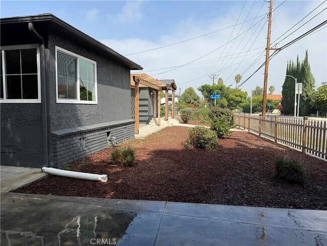 Building Photo - 1633 Kwis Ave