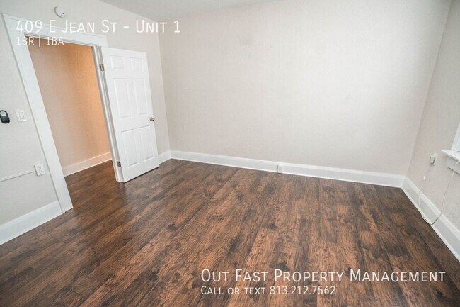 Building Photo - 409 E Jean St