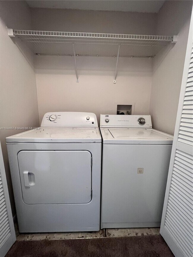 Building Photo - 6952 SW 39th St