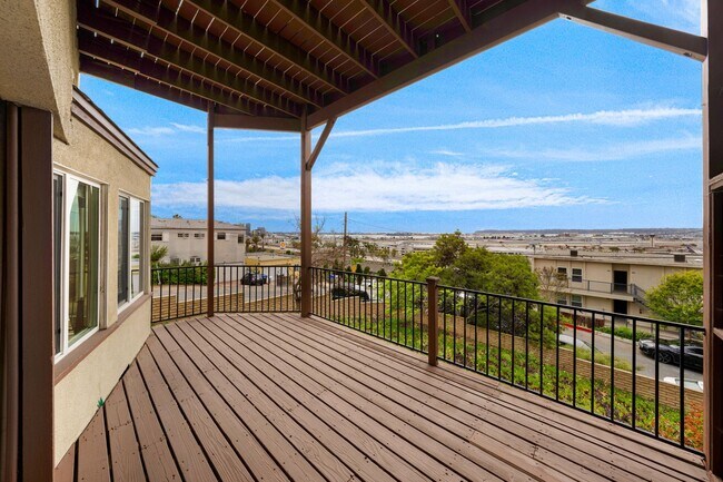 Building Photo - Spacious Studio aand 1-bedroom Apartments in Mission Hills – Prime Location!