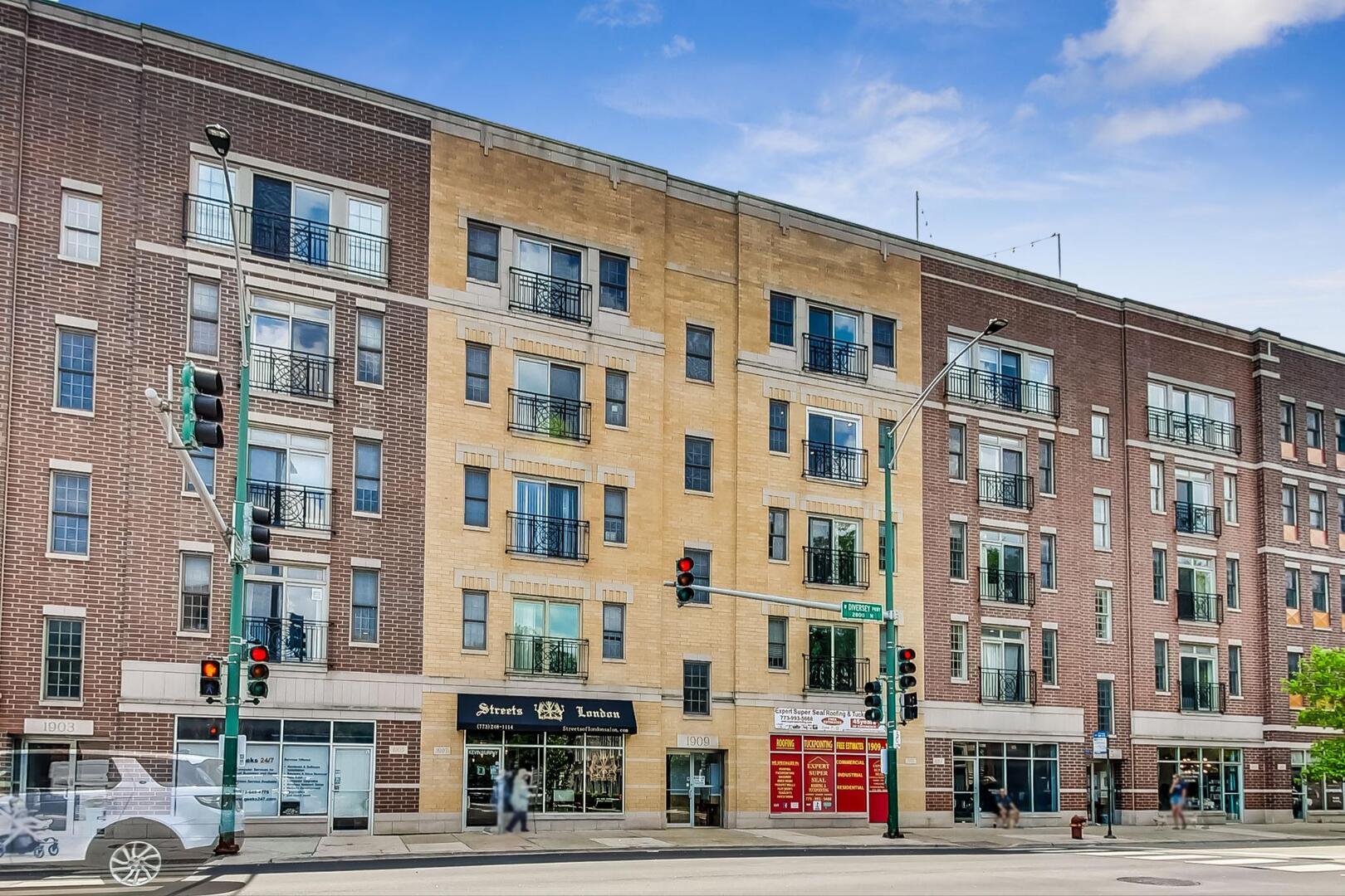 Building Photo - 1909 W Diversey Pky