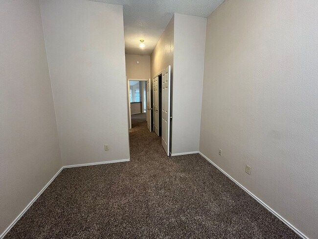 Building Photo - Large 4 Bedroom Home in Skipcha Mountain!
