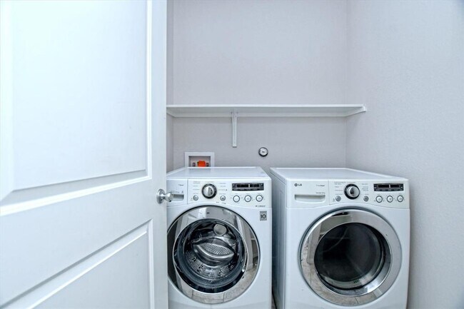 Building Photo - 5671 Corsica Loop