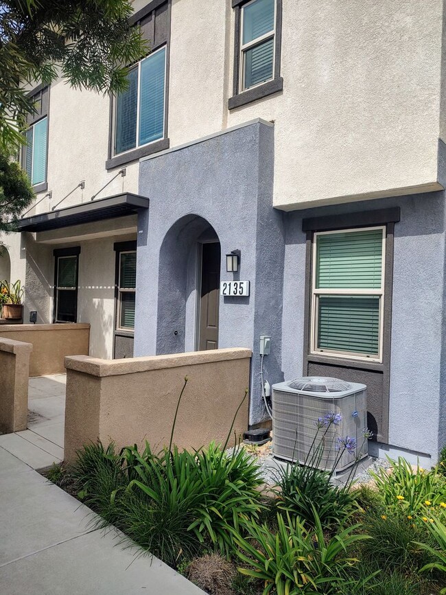 Building Photo - Desirable Coastal Townhome in Vista