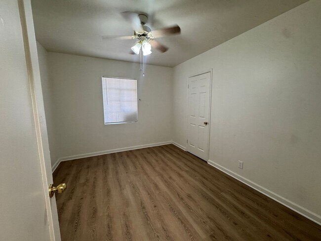 Building Photo - 1109 Hillside Pl