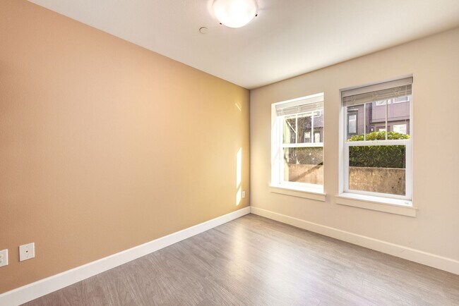 Building Photo - 1313 Brooklyn Walk NE