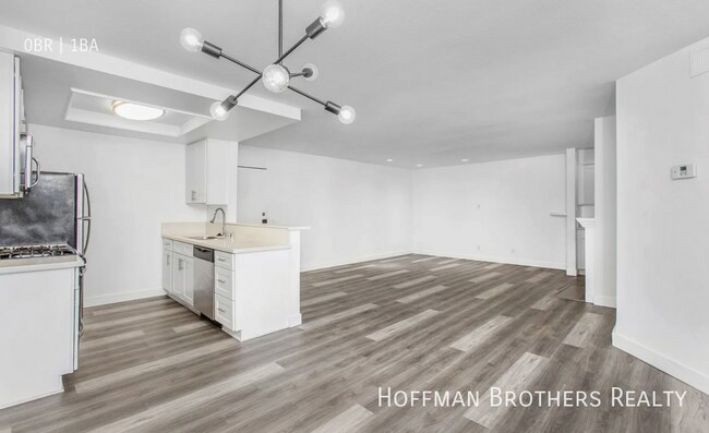 Building Photo - 1533 N Martel Ave