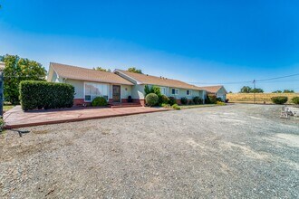 Building Photo - Beautiful 3 Bed / 2 Bath  on 1.8 Acres Ple...