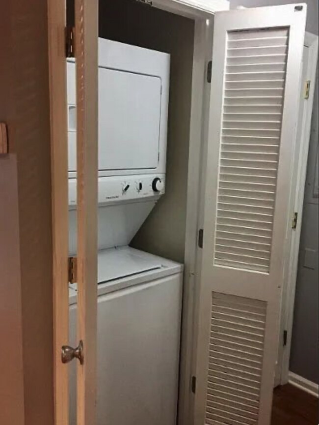 Building Photo - 2 bed 2 bath w/pool LOCATION!!