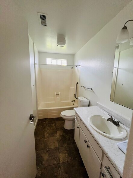 Building Photo - 1414 Sweetbriar Cir