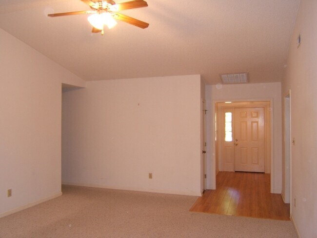 Building Photo - Jan Move In !!! 3BR/2BA Gated Marina Commu...