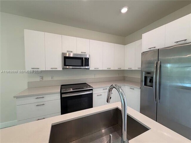 Building Photo - 4640 NW 84th Ave