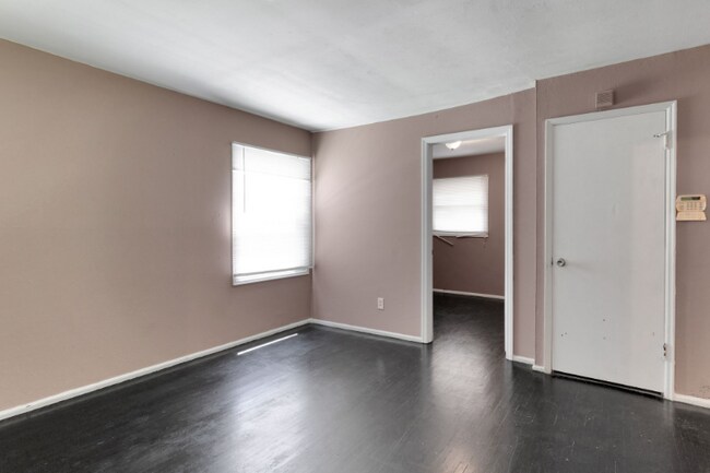 Building Photo - 300 Estridge Rd