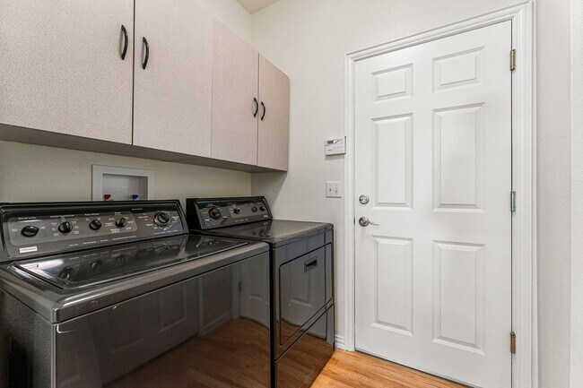 Building Photo - Gorgeous Townhome With 2-Car Garage and Ce...