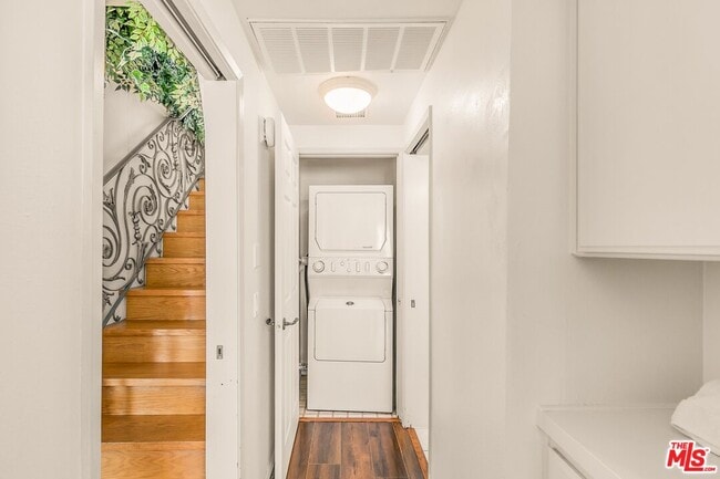 Building Photo - 14050 Magnolia Blvd