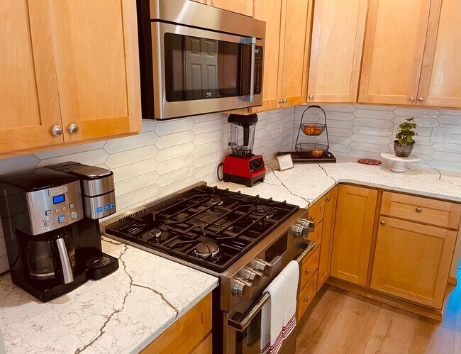 Building Photo - Fully Furnished 2 bedroom cottage in downtown Poulsbo...available starting 5-1