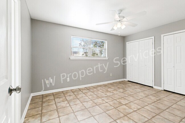 Building Photo - 2203-2203 Octavia Dr