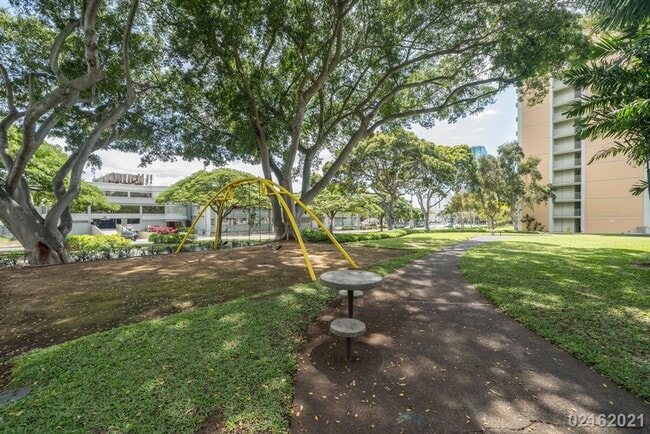 Building Photo - Queen Emma Gardens, Prince Tower, Studio $...