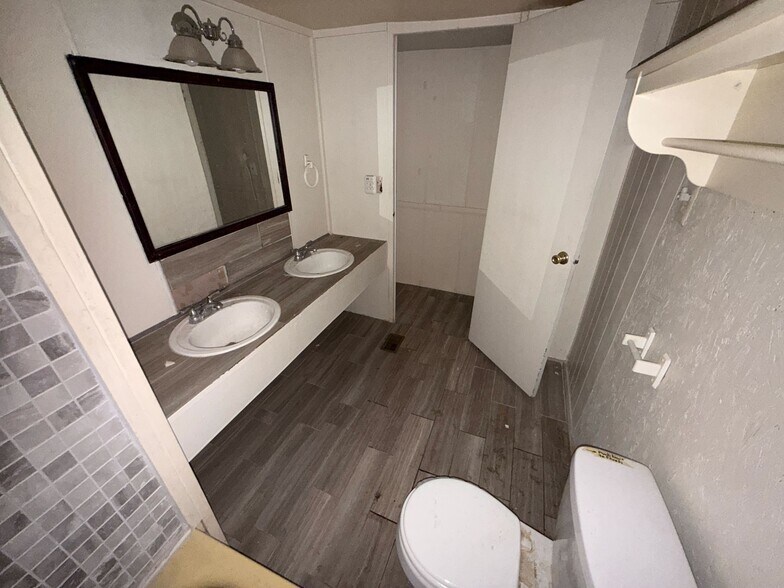 Building Photo - 3601 E Wyoming Ave