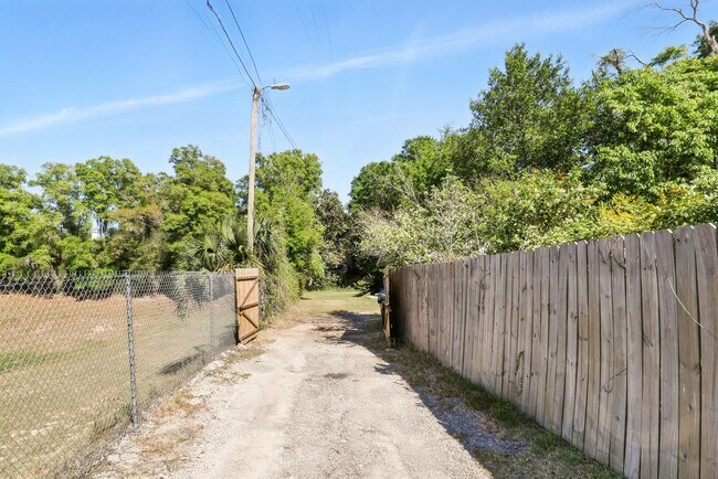 Building Photo - 1617 Acacia Rd