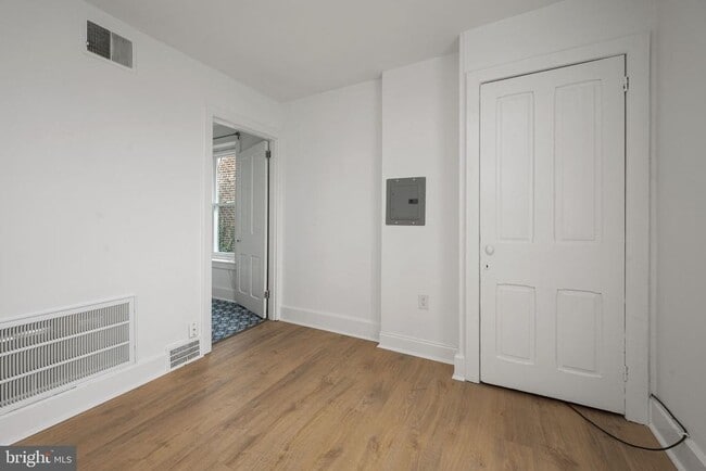 Building Photo - 305 S Main St