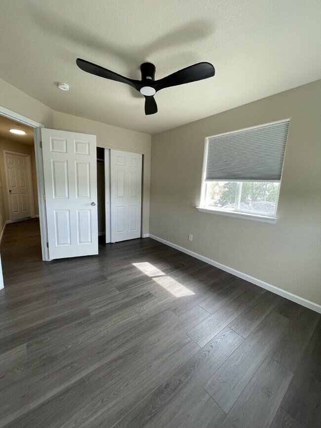 Building Photo - "Charming 3-Bed Duplex with Granite Touch & Finished Basement in Lakewood!"