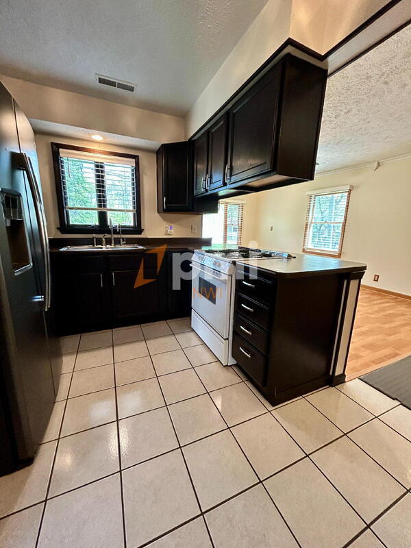 Building Photo - 5107 White Oak Terrace