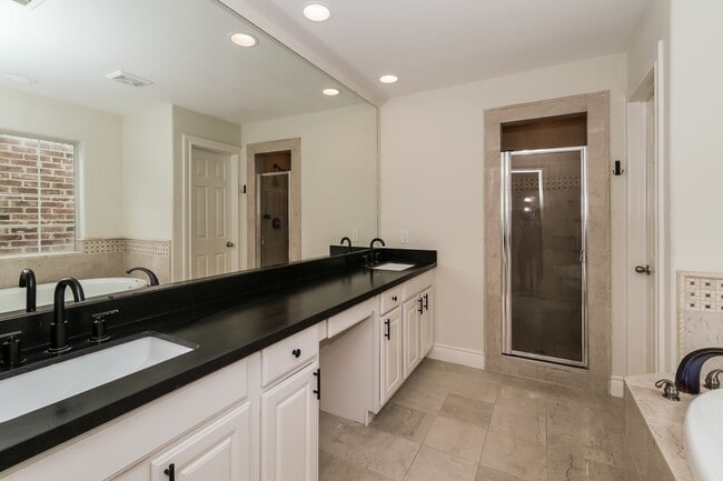 Building Photo - 2605 Cheshire Oaks Dr