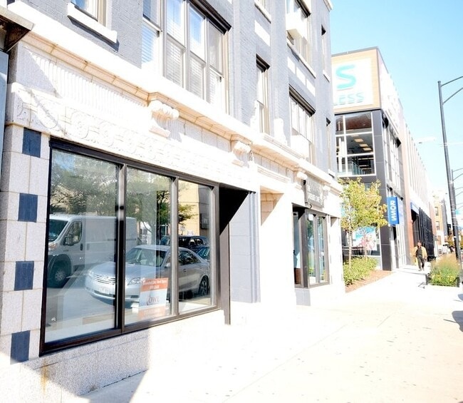 Primary Photo - 946 W Montrose Ave