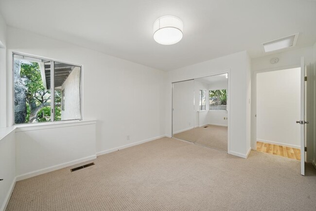 Building Photo - 1406 Cedarwood Dr