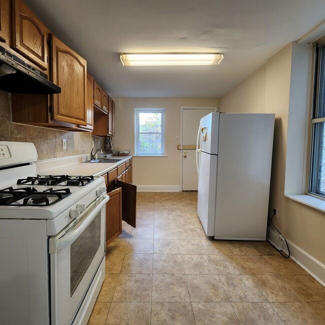 Building Photo - 2450 N Fairhill St